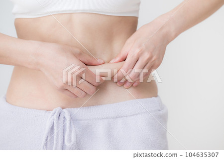 Squeezing the belly fat Slimming the stomach Squeezing the belly fat Slimming the stomach 104635307