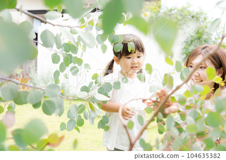 Photo of a parent and child looking at plants Photo of a parent and child looking at plants 104635382