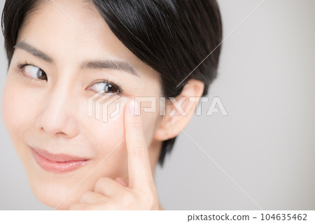 Close-up of a woman pointing to eyelashes and eyes that are easy to use for beauty Close-up of a woman pointing to eyelashes and eyes that are easy to use for beauty 104635462