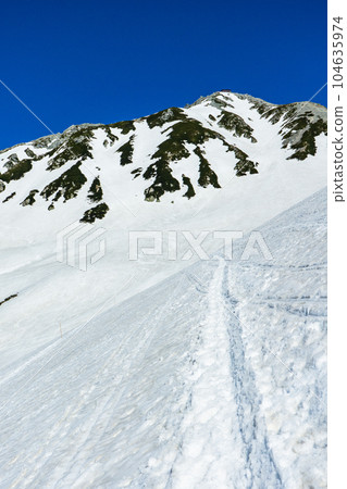 在余雪季節攀登北阿爾卑斯山的立山連峰 立山的主峰大山 在余雪季節攀登北阿爾卑斯山的立山連峰 立山的主峰大山 104635974