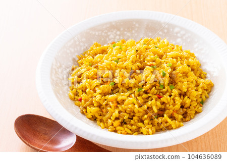 eat dry curry 104636089