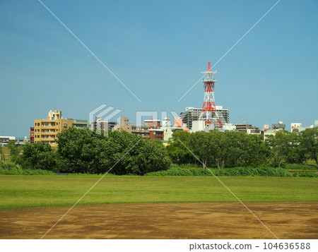 初夏的江戶川河床岸邊眺望松戶 初夏的江戶川河床岸邊眺望松戶 104636588