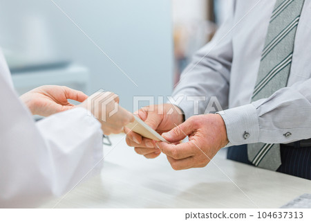 Elderly and middle-aged men who consult with a pharmacist/dispenser at a pharmacy (medication guidance) 104637313