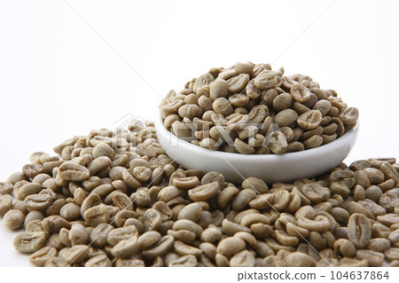 白碗中的生咖啡豆 白色背景 104637864