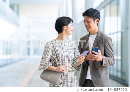 A young couple who operates a smartphone on a date 104637913