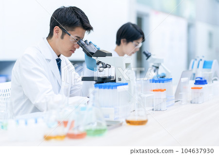 研究人員在實驗室用顯微鏡做實驗 104637930