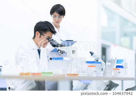 研究人員在實驗室用顯微鏡做實驗 104637942