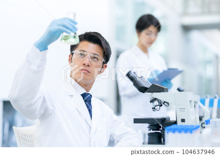 研究人員在實驗室做實驗 104637946