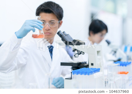 研究人員在實驗室做實驗 104637960