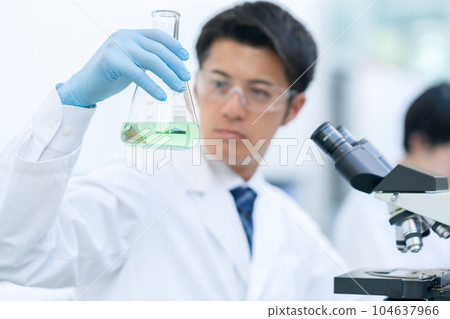 Researcher doing an experiment in a laboratory 104637966