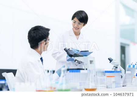 研究人員在實驗室開會 104637971