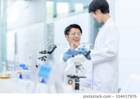 Researchers having a meeting at the laboratory 104637976