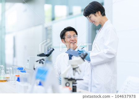 Researchers having a meeting at the laboratory 104637978
