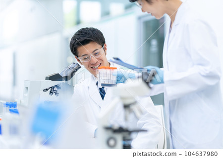 Researchers having a meeting at the laboratory 104637980