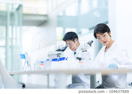 研究人員在實驗室做實驗 104637989