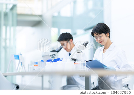 Researcher doing an experiment in a laboratory 104637990