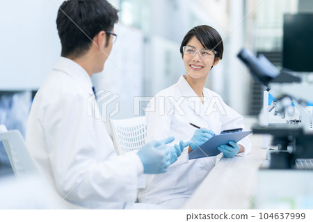 Researchers having a meeting at the laboratory 104637999