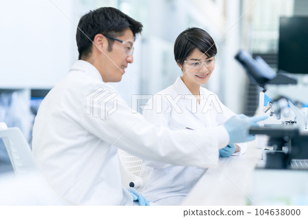 Researchers having a meeting at the laboratory Researchers having a meeting at the laboratory 104638000