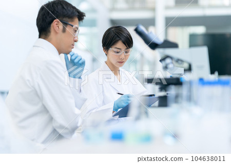 研究人員在實驗室開會 104638011
