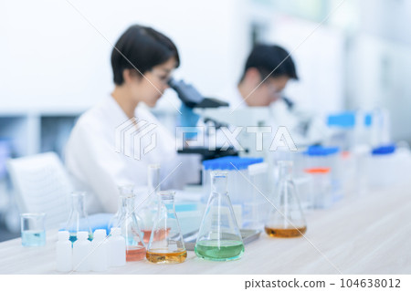 研究人員在實驗室做實驗 104638012