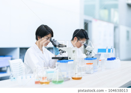 Researcher doing an experiment in a laboratory 104638013