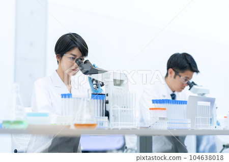 研究人員在實驗室做實驗 104638018