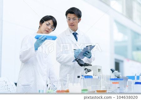 研究人員在實驗室開會 104638020
