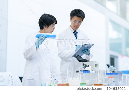 研究人員在實驗室開會 104638021