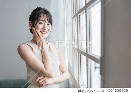 一個女人在窗口觸摸她的皮膚（美容、皮膚護理、基本化妝品圖像） 104639266