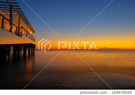 Evening view of the wooden deck extending to the golden Inage Seaside Park Ver.1 104639889