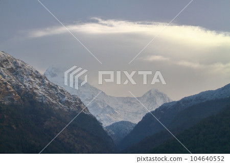 南亞尼泊爾喜馬拉雅徒步路線從Ureli村到安納布爾納峰南、Hiunchuri峰和Kagumo 104640552