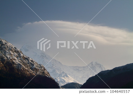 南亞尼泊爾喜馬拉雅徒步路線從Ureli村到安納布爾納峰南、Hiunchuri峰和Kagumo 104640557