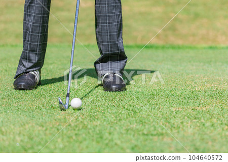在高爾夫球場打高爾夫球的高爾夫球手的腳 104640572