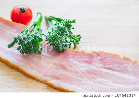 Thick cutting bacon 104641014
