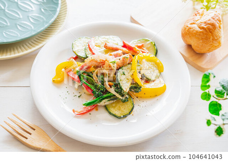 蛋黃醬炒培根和夏季蔬菜 104641043