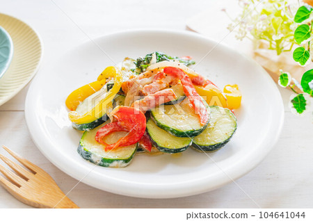 Stir-fried bacon and summer vegetables with mayonnaise Stir-fried bacon and summer vegetables with mayonnaise 104641044