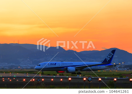[Osaka Prefecture] Jet plane and sunset (Itami Airport) 104641261