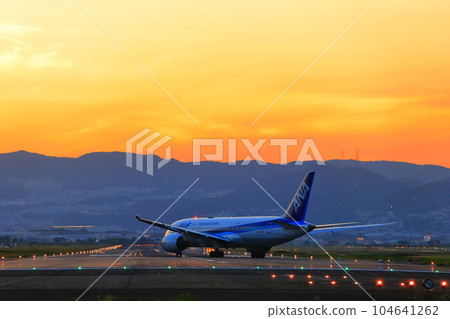 [Osaka Prefecture] Jet plane and sunset (Itami Airport) 104641262