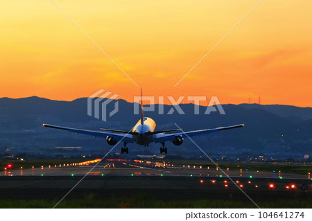 [Osaka Prefecture] Jet plane and sunset (Itami Airport) 104641274