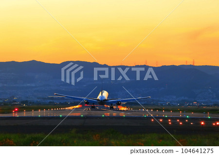 [Osaka Prefecture] Jet plane and sunset (Itami Airport) 104641275