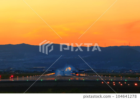 [大阪府] 噴氣式飛機和日落（伊丹機場） 104641278