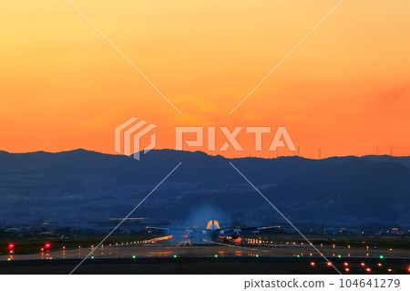 [大阪府] 噴氣式飛機和日落（伊丹機場） 104641279