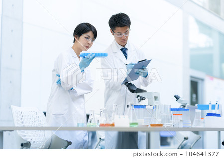 研究人員在實驗室做實驗 104641377