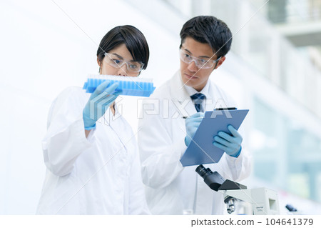 研究人員在實驗室做實驗 104641379