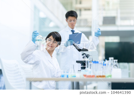 Researcher doing an experiment in a laboratory 104641390