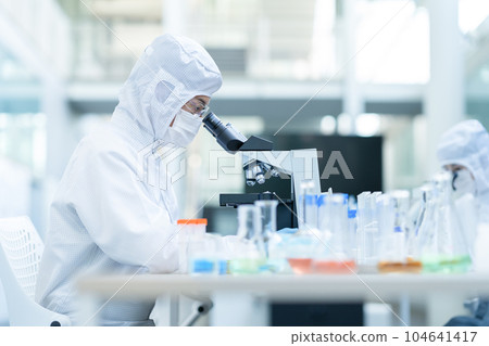 研究人員在潔淨室中使用顯微鏡進行實驗 104641417