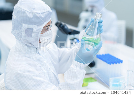研究人員在潔淨室中進行實驗 104641424