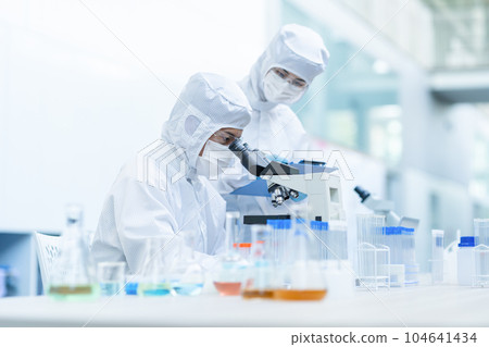 研究人員在潔淨室中進行實驗 104641434