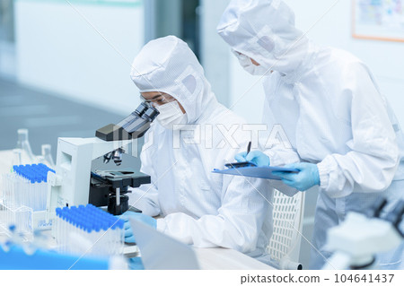 研究人員在潔淨室中進行實驗 104641437
