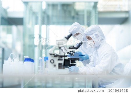 研究人員在潔淨室中進行實驗 104641438